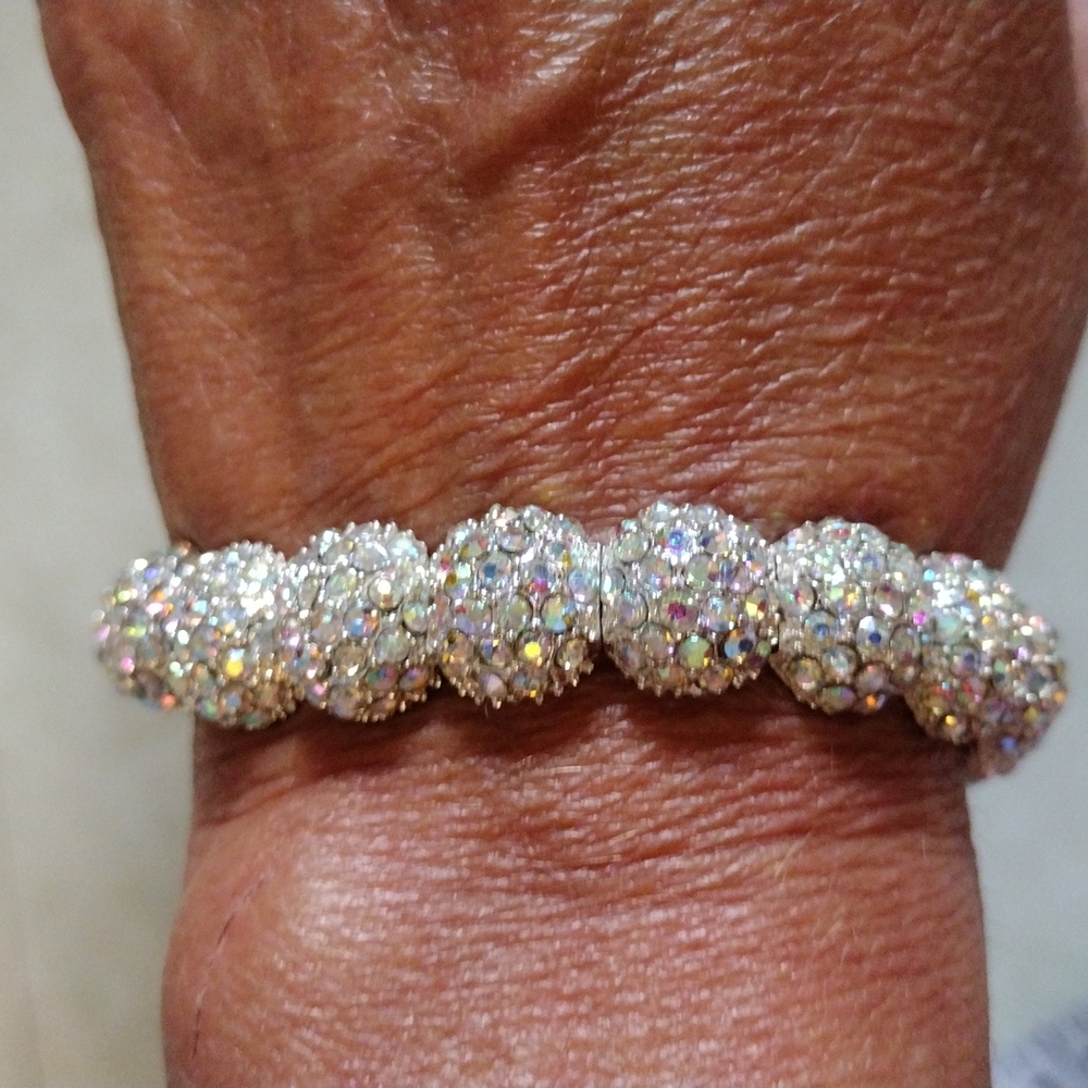 Silver and diamonds stretch fit bracelet.